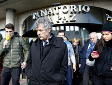 Angel Maria Villar saliendo del tanatorio de "La Paz", en Tres Cantos, donde se encuentra instalada la capilla ardiente del entrenador y exseleccionador nacional Luis Aragonés, que ha fallecido esta mañana en Madrid a los 75 años de edad.