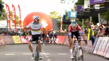 Alaphilippe volvió a celebrar antes de tiempo... pero ganó