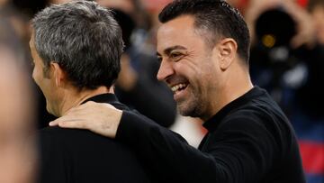 Soccer Football - LaLiga - Athletic Bilbao v FC Barcelona - San Mames, Bilbao, Spain - March 12, 2023 FC Barcelona coach Xavi with Athletic Bilbao coach Ernesto Valverde before the match REUTERS/Vincent West