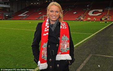 La tenista danesa no duda en visitar Anfield para darle su apoyo al equipo se sus amores, es común verla con accesorios de Liverpool.