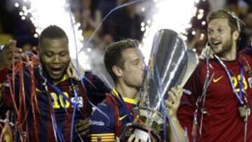Víctor Tomás besa la copa ante sus compañeros al proclamarse campeón de la Liga Asobal.