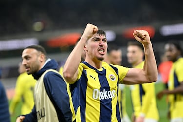 
José Mourinho lo ha vuelto a hacer. El técnico, que en su día apostó por Huijsen, ha encontrado un central joven para ser su líder en la defensa. Se trata de Akçiçek. El espigado central, de 193 cm, se impone por arriba y tiene buen juego de pies para sacar el balón con pases cortos y largos. Más allá de poder jugar en las dos posiciones de zaguero, su presencia física y contundencia le permiten tener hueco como ‘5’. Su valor de mercado se ha multiplicado en menos de un año de 150.000 euros a los 12 millones que registra Transfermarkt. Montella cuenta con el de Estambul para la absoluta.
