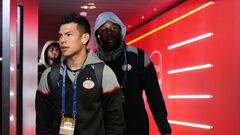 Hirving Lozano llega al Emirates Stadium en Londres para el partido contra el Arsenal.