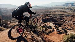 Andreu Lacondeguy, preparado para hacer drop en el Red Bull Rampage 2018.