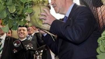 <b>BESÓ.</b> Durante el acto, Del Bosque tuvo que besar un nabo.