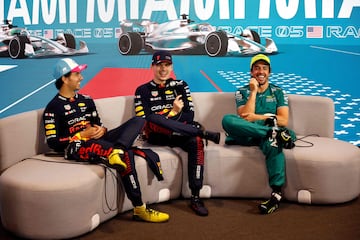 MIAMI, FLORIDA - MAY 07: Race winner Max Verstappen of the Netherlands and Oracle Red Bull Racing (C), Second placed Sergio Perez of Mexico and Oracle Red Bull Racing (L) and Third placed Fernando Alonso of Spain and Aston Martin F1 Team (R) attend the press conference after the F1 Grand Prix of Miami at Miami International Autodrome on May 07, 2023 in Miami, Florida.   Jared C. Tilton/Getty Images/AFP (Photo by Jared C. Tilton / GETTY IMAGES NORTH AMERICA / Getty Images via AFP)