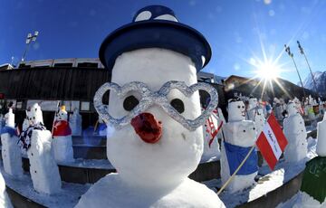 La nieve está dejando originales y curiosas imágenes por todo el mundo. Como estos muñecos de nieve que han reemplazado al público en la zona de meta durante la prueba de Super Gigante femenino en la Copa del Mundo de esquí alpino, que ha tenido lugar en la localidad austriaca de St. Anton Am Arlberg, en los Alpes tiroleses.