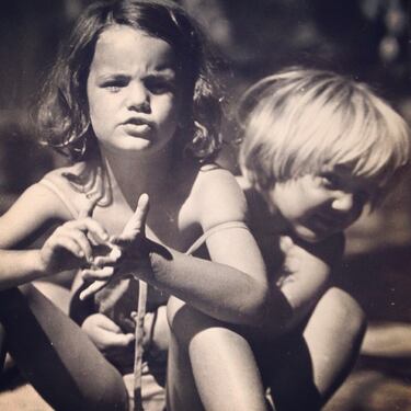 Pedro Pascal nació en Santiago de Chile en 1975. Poco después de nacer, su familia tuvo que exiliarse en Dinamarca debido a la dictadura militar de Pinochet. Posteriormente se mudaron a Texas, EE.UU., donde se crió y creció.