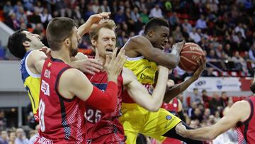 Antetokounmpo con Jelovac y Norel.