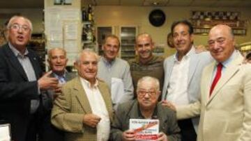 Paco recibió el cariño de los veteranos rayistas.