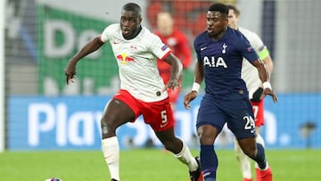 Dayot Upamecano conduce el bal&oacute;n ante Serge Aurier en el RB Leipzig-Tottenham de vuelta de los cuartos de final de la Champions League.