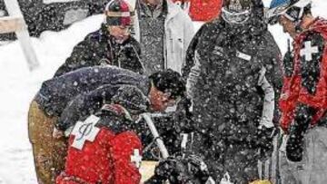 <b>GRAVE CAÍDA</b> María José Rienda, atendida en las pistas de Aspen.