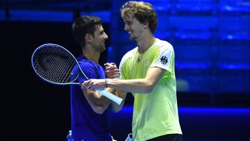 Novak Djokovic y Alexander Zverev se saludan durante un entrenamiento en las Nitto ATP Finals de Tur&iacute;n.