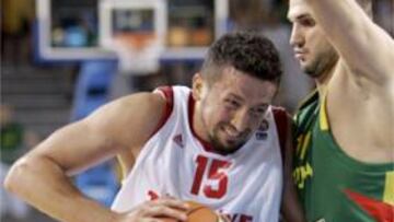 <b>SUPERIORIDAD LITUANA.</b> Turkoglu lo intentó pero los lituanos lo bordaron.