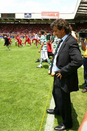 La segunda Final entre ambos se llevó a cabo en el Bicentenario 2010. La ida, disputada en el nuevo TSM, finalizó 2-2. En la vuelta, el duelo se extendió hasta la tanda de penaltis. Ahí, Toluca falló dos disparos y a Santos le bastaba con embocar un lanzamiento más para consagrarse; sin embargo, Matías Vuoso, Carlos Morales y Fernando Arce fallaron para darle el décimo campeonato al Toluca.