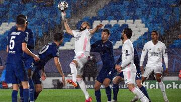 TOPSHOT - Real Madrid's French forward Karim Benzema (CL) vies with Chelsea's Danish defender Andreas Christensen during the UEFA Champions League semi-final first leg football match between Real Madrid and Chelsea at the Alfredo di Stefano stad