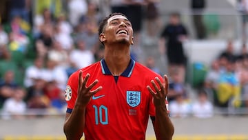 Jude Bellingham, jugador de Inglaterra, se lamenta durante el partido ante Ucrania.