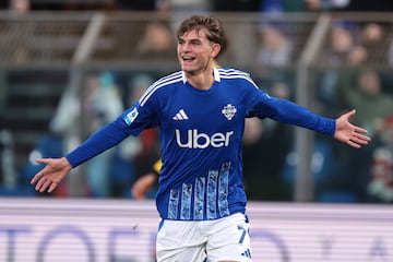 El tinerfe?o ser¨ªa la primera pieza para fortalecer el centro del campo. Tras su sensacional temporada en el Como, en el Madrid ven con muy buenos ojos su fichaje. Adem¨¢s, los derechos que el club conserva sobre ¨¦l lo convierten en una incorporaci¨®n low cost, pero de garant¨ªas. Ya testado en el primer equipo (jug¨® ocho partidos en la 2023-24) y contrastado en un campeonato tan exigente como la Serie A italiana, hacerse con ¨¦l por ocho millones es una ganga.