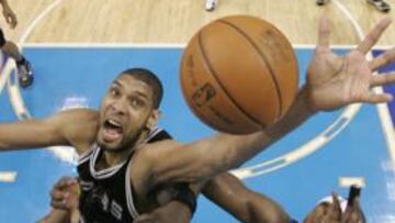 <b>EL NIÑO HA CRECIDO. </b>Tim Duncan se alza sobre los 'mavs' Butler y Haywood: en busca de más récords.