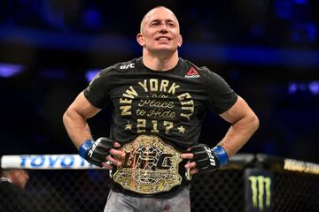 Georges St-Pierre es uno de los luchadores ms completos de la historia. El canadiense, de 42 a?os, ha logrado una de las cosas ms difciles. Volver y seguir siendo el mejor. Su primer ttulo en UFC lo gan en 2006. Lo perdi en la su primer defensa, pero en 2007 volvi a convertirse en campen. Lo hizo con un ttulo interino y en su siguiente pelea unific. Despus sum nueve defensas hasta que decidi retirarse. Barri el peso welter y tres a?os despus volvi al octgono, esta vez en el peso medio. Gan a Michael Bisping, logrando as ser campen en dos divisiones y sumar su decimotercer ttulo (uno interino).