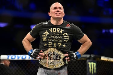 Georges St-Pierre es uno de los luchadores más completos de la historia. El canadiense, de 42 años, ha logrado una de las cosas más difíciles. Volver y seguir siendo el mejor. Su primer título en UFC lo ganó en 2006. Lo perdió en la su primer defensa, pero en 2007 volvió a convertirse en campeón. Lo hizo con un título interino y en su siguiente pelea unificó. Después sumó nueve defensas hasta que decidió retirarse. Barrió el peso welter y tres años después volvió al octógono, esta vez en el peso medio. Ganó a Michael Bisping, logrando así ser campeón en dos divisiones y sumar su decimotercer título (uno interino).