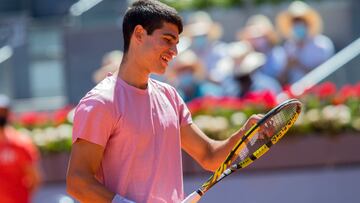 El tenista español Carlos Alcaraz, durante su partido ante Rafa Nadal en el Mutua Madrid Open 2021.
