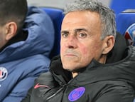 Paris Saint-Germain's Spanish headcoach Luis Enrique reacts during the French L1 football match between RC Strasbourg Alsace and Paris Saint-Germain (PSG) at the Stade de la Meinau in Strasbourg, eastern France, on February 1, 2026. (Photo by SEBASTIEN BOZON / AFP)