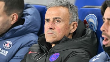 Paris Saint-Germain's Spanish headcoach Luis Enrique reacts during the French L1 football match between RC Strasbourg Alsace and Paris Saint-Germain (PSG) at the Stade de la Meinau in Strasbourg, eastern France, on February 1, 2026. (Photo by SEBASTIEN BOZON / AFP)
