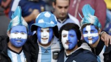 Aficionados argentinos en el Estadio Municipal Alcaldesa Ester Roa Rebolledo de Concepci&oacute;n.