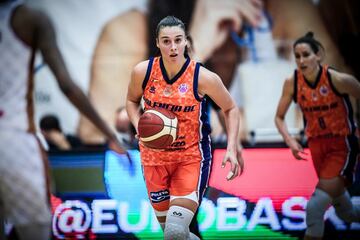 El Valencia Basket tuvo ojo al fichar a una de las nuevas perlas del baloncesto español. La pívot jugó un año cedida en el Araski (Jugadora con más proyección de la Liga Femenina Endesa) y en el verano de 2020 aterrizó en la capital del Turia, donde se convirtió en la heroína de la Eurocup. Con sangre fría, a pesar de sus 19 años (ha cumplido 20 el 31 de octubre), la gallega encestó dos tiros libres para tumbar al Reyer Venezia (81-82) e inaugurar el palmarés del equipo taronja. El de 2021 ha sido un verano especial para Carrera: elegida en el draft de la WNBA por Atlanta Dream (puesto 15, el más alto en la historia para una española) antes de debutar con la Selección, con la que disputó el Eurobasket de Valencia y los Juegos de Tokio.