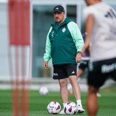 Benítez: “Podemos traer a algún jugador que tiene nombre y experiencia”