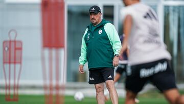 El técnico madrileño Rafa Benítez dirige un entrenamiento del Celta.