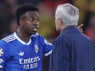 Real Madrid's Brazilian forward #07 Vinicius Junior talks with SL Benfica's Portuguese head coach Jose Mourinho after listening racists insults during the UEFA Champions League knockout round play-off first leg football match between SL Benfica and Real Madrid CF at Estadio da Luz in Lisbon on February 17, 2026. (Photo by FILIPE AMORIM / AFP)