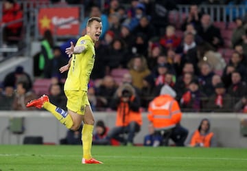 La alineación indebida en Cádiz será la anécdota que haya marcado su breve carrera en el Madrid (sólo 7 partidos). Mourinho le dio la alternativa: una hora en Copa contra el Alcoyano en la 12-13. Volvió después de sendos préstamos en el Sevilla y en el Villarreal, pero tras media temporada el club le buscó una nueva cesión en el Valencia. Seis meses que le sirvieron para volver ya traspasado al Villarreal, que ida y vuelta, posteriormente le vendió al Valencia.