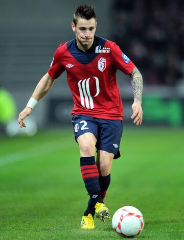 Diez a?os estuvo Mathieu Debuchy en el Lille Olympique Sporting Club. Posteriormente jug¨® en el Newcastle, Arsenal y Girondins.