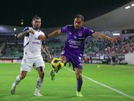 Jesus Manuel Corona (L) of Monterrey fights for the ball with Joaquin Esquivel (R) of Mazatlan during the 9th round match between Mazatlan FC and Monterrey as part of the Liga BBVA MX, Torneo Clausura 2025 at El Encanto Stadium, on February 25, 2025 in Mazatlan, Sinaloa, Mexico.