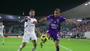 Jesus Manuel Corona (L) of Monterrey fights for the ball with Joaquin Esquivel (R) of Mazatlan during the 9th round match between Mazatlan FC and Monterrey as part of the Liga BBVA MX, Torneo Clausura 2025 at El Encanto Stadium, on February 25, 2025 in Mazatlan, Sinaloa, Mexico.