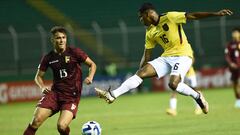 Venezuela's Alejandro Cova (L) and Ecuador's Jose Klinger (R) vie for the ball during their South American U-20 championship first round football match at the Pascual Guerrero stadium in Palmira, Colombia, on January 26, 2023. (Photo by JOAQUIN SARMIENTO / AFP)