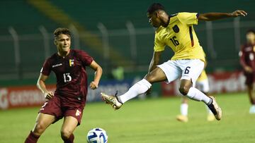 Venezuela's Alejandro Cova (L) and Ecuador's Jose Klinger (R) vie for the ball during their South American U-20 championship first round football match at the Pascual Guerrero stadium in Palmira, Colombia, on January 26, 2023. (Photo by JOAQUIN SARMIENTO / AFP)