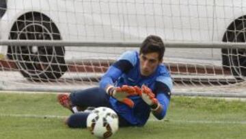 Diego Mariño ataja un balón en un entrenamiento.