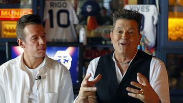 ACOMPAÑA CRÓNICA: COLOMBIA FÚTBOL AME3280. BOGOTÁ (COLOMBIA), 22/01/2025.- El ciclista colombiano Rigoberto Urán (i) y el cantante colombiano Carlos Vives hablan durante una entrevista con EFE este martes, en Bogotá (Colombia). Vives y Urán se pusieron los botines para entrar al mundo del fútbol y lo hicieron de la mano del Fortaleza, un club bogotano de Primera División del que se volvieron accionistas y en el que, explican a EFE, buscan potenciar para formar talentos para el futuro. EFE/ Mauricio Dueñas Castañeda