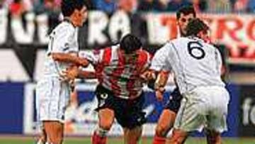 LUCHA. Pese a los marcajes y las entradas, Torres luchó al máximo.