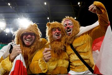 Los aficionados ingleses celebraron con un gran entusiasmo la clasificaci¨®n para la final de la Eurocopa despu¨¦s de su victoria frente a Pa¨ªses Bajos en la semifinal. En la fotograf¨ªa, tres seguidores disfrazados de leones saltan de alegr¨ªa. Confiamos en que el domingo despu¨¦s de la gran final el jolgorio sea para los espa?oles.