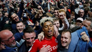 Lyle Taylor, rodeados de aficionados del Charlton.