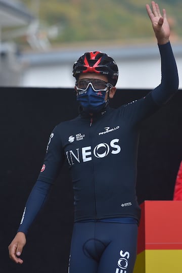 El ciclista ecuatoriano del Team Ineos, Richard Carapaz, saluda antes del inicio de la sexta etapa de la Vuelta Ciclista a España 2020, una carrera de 146,4 km desde Biescas a Formigal