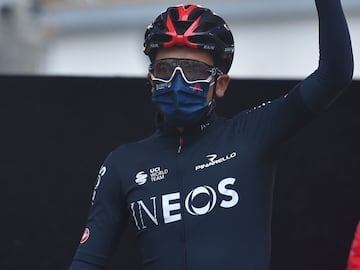 El ciclista ecuatoriano del Team Ineos, Richard Carapaz, saluda antes del inicio de la sexta etapa de la Vuelta Ciclista a España 2020, una carrera de 146,4 km desde Biescas a Formigal