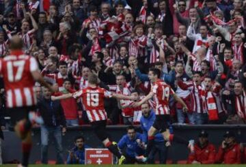 El centrocampista del Athletic Club Markel Susaeta celebra con sus compañeros la consecución del primer gol de su equipo ante el Sevilla, en partido de la jornada trigésima quinta de liga en Primera División que se disputa en el estadio San Mamés. 