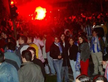 La fuente de Cuatro Caminos se llenó de aficionados para celebrar el pase a las semifinales de la Champions League. 