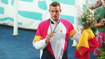 Martín López Zubero posa con la medalla de oro lograda en la prueba de 200 metros espalda en los Juegos Olímpicos de Barcelona 92.