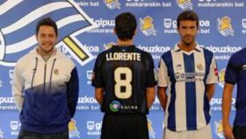 <b>EQUIPACIÓN. </b>Llorente y Prieto, modelos de la nueva camiseta.